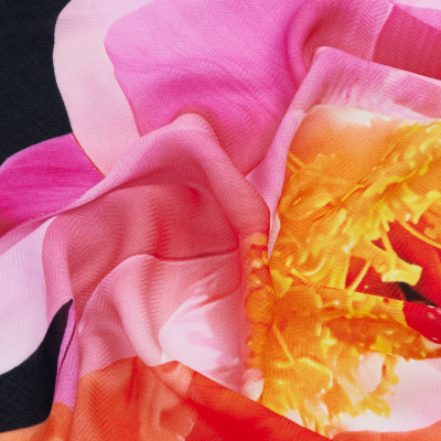 Tecido com padrão floral colorido e textura enrugada