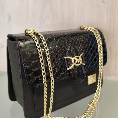 Mala preta pequena com padrão de pele de crocodilo e corrente dourada