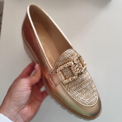 Mocassim dourado com detalhe trançado e fivela decorativa