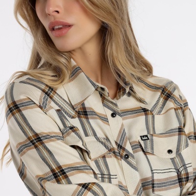 Camisa xadrez bege, cinza, preto e castanho com botões pretos e dois bolsos frontais