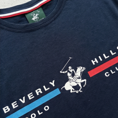 Camisola azul escura com estampado e etiqueta verde na gola.