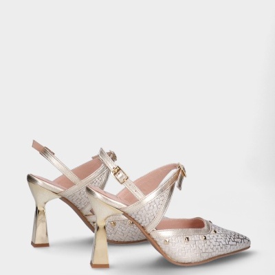 Sapatos de salto alto dourados com textura quadriculada e tiras com fivela