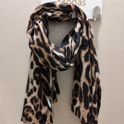 Cachecol animal print castanho e preto pendurado