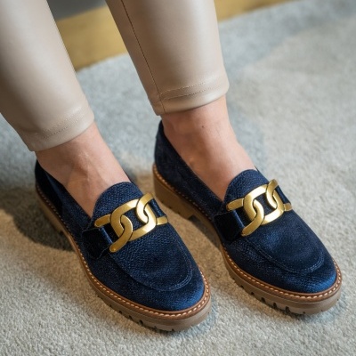 Sapatos mocassim azul-escuro com detalhe dourado e sola castanha