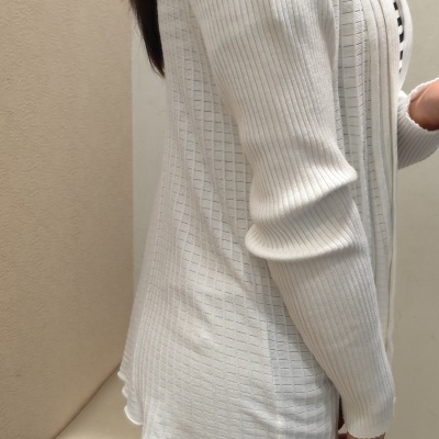 Cardigã branco manga comprida com padrão de pequenas juntas