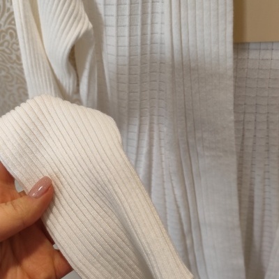 Malha branca canelada com etiqueta pendurada