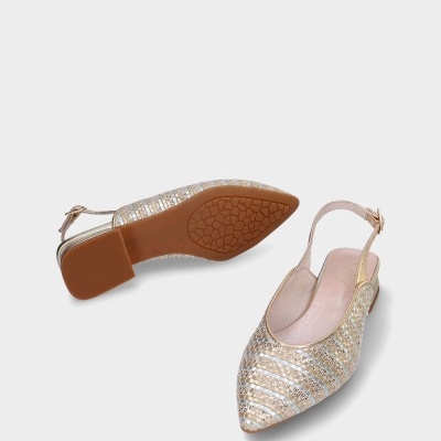 Sapatos dourados tipo slingback com padrão de tiras entrelaçadas e sola castanha