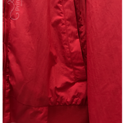 Casaco vermelho com bolso e punho em malha canelada e detalhe metálico