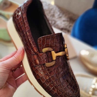 Sapato mocassim castanho com textura crocodilo e aplicação dourada