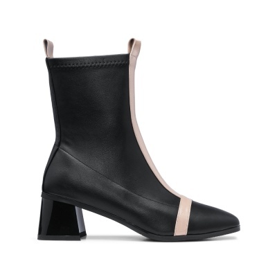 Bota de couro preto com detalhes bege e salto quadrado