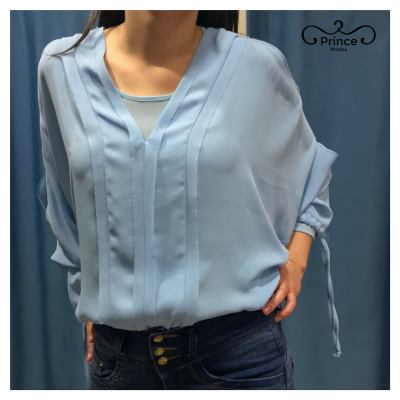 Blusa feminina azul claro com decote em V e mangas 3/4 ajustáveis