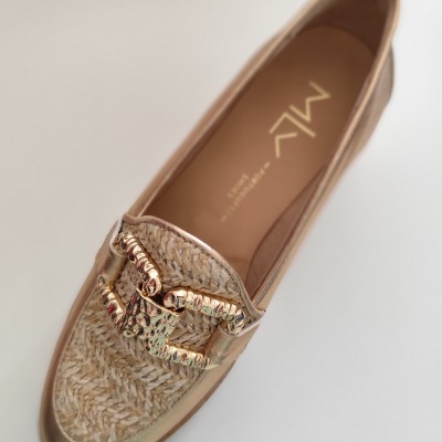 Sapatilha feminina bege e castanho claro com fivela dourada