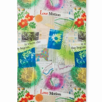 Pano de tecido colorido com flores, textos e padrões variados