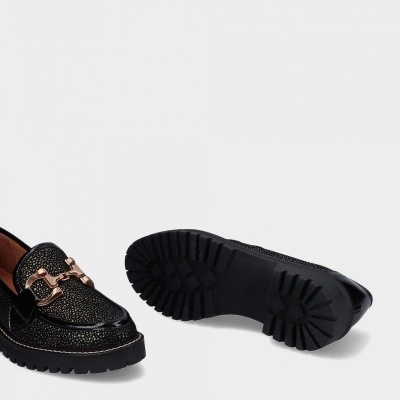 Mocassins pretos com detalhe metálico e sola robusta