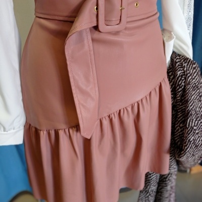 Saia rosa com cinto largo e blusa branca em manequim