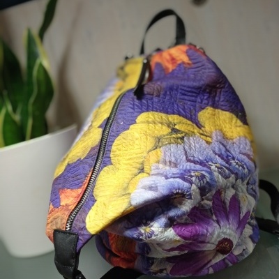 Mochila floral colorida com fecho de correr e detalhes pretos