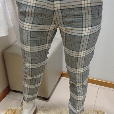 Calças xadrez cinza com camisa verde e botins brancos