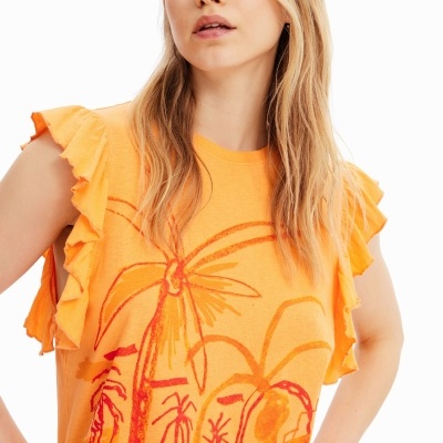 T-shirt feminina laranja com estampado de palmeiras e folhos nas mangas