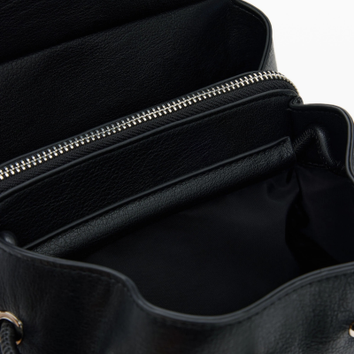 Mala preta com fecho de correr prateado e cordão preto em ilhós prateados