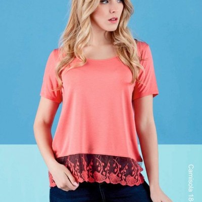 T-shirt feminina salmão com renda vermelha e calças jeans escuras