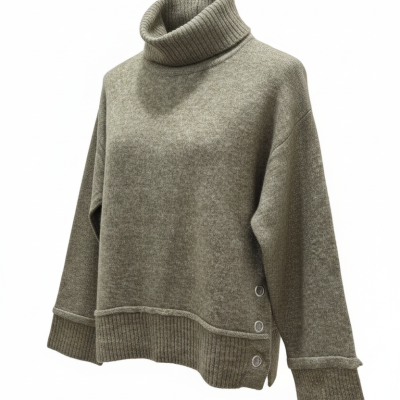 Camisola castanha clara de malha com gola alta e botões laterais.