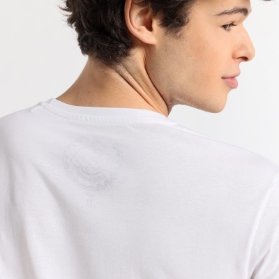 T-shirt branca vista de costas com logo circular transparente.