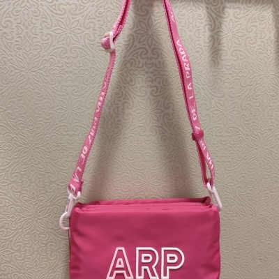 Mala de ombro rosa com alça ajustável e letras bordadas ARP