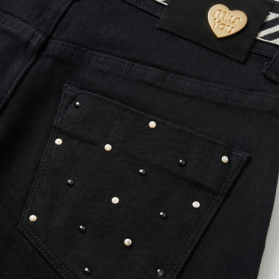 Calças de ganga pretas com bolso decorado com tachas e etiqueta com coração dourado
