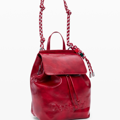 Mochila vermelha em pele com alças de corda vermelhas e brancas e marca Desigual em relevo