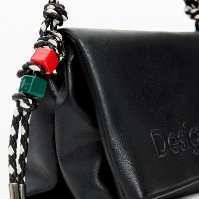 Mala preta com alça trançada preto e branco com cubos coloridos e logotipo Desigual
