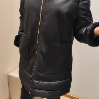 Casaco preto acolchoado com gola em pelo e fecho dourado