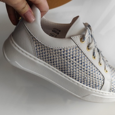 Tênis casual cinza claro com padrão de quadrados azuis e cinza e sola branca