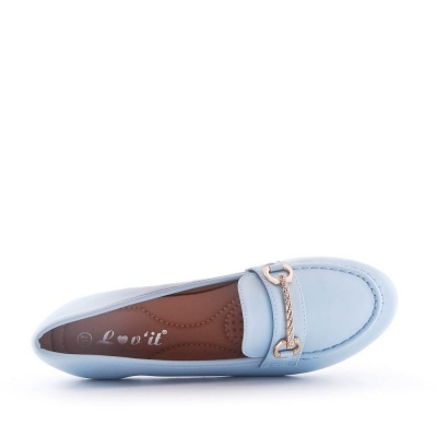 Mocassim azul claro com detalhe metálico e interior castanho