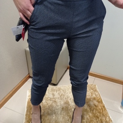 Calças femininas xadrez azul e branco, usadas com sapatos pretos de salto fino