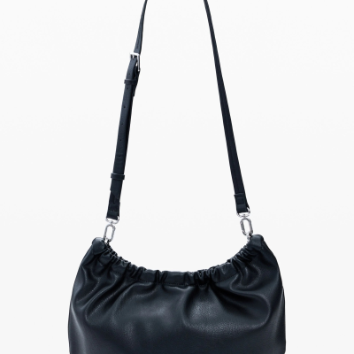 Mala de ombro preta com alça ajustável e acabamento franzido
