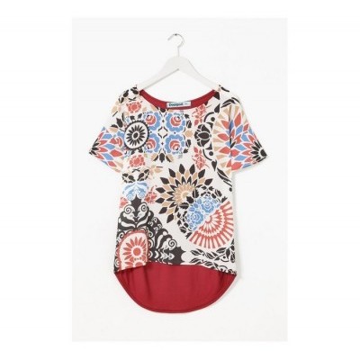 T-shirt feminina colorida com padrão floral e geométrico, parte inferior vermelha, pendurada em cabide.