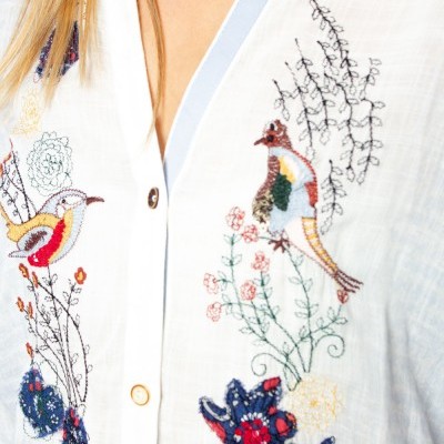 Blusa branca bordada com pássaros e flores coloridas
