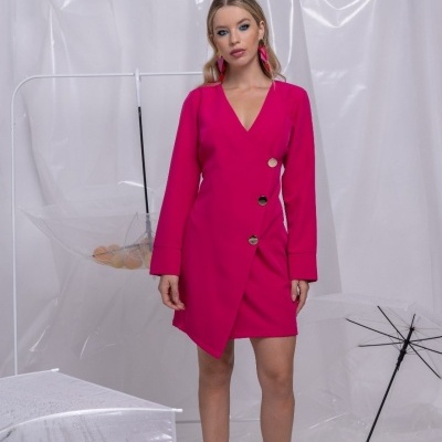 Modelo veste vestido rosa fúcsia curto com botões prateados, fundo branco e objetos transparentes