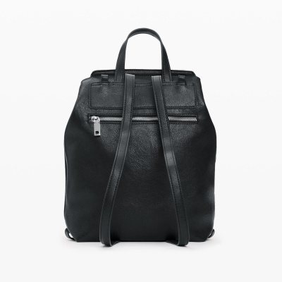 Mochila preta de pele com fecho prateado e alças ajustáveis