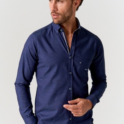 Camisa azul escura com padrão de pontos e calsas castanhas claras