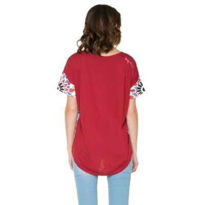T-shirt feminina vermelha com mangas estampadas e corte largo vista de costas