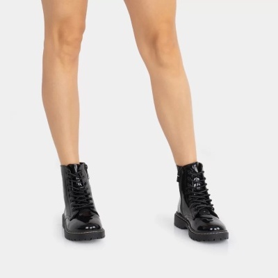 Botas pretas de verniz com atacadores pretos e sola de borracha