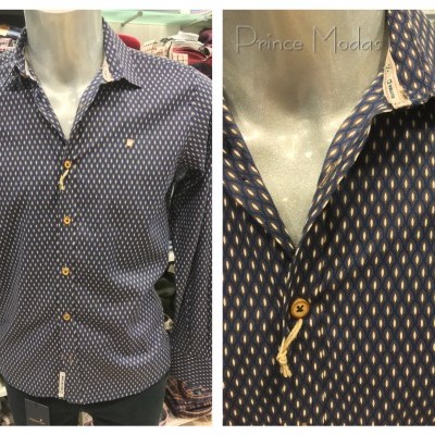 Camisa padrão losangos azul e amarelo em manequim com etiqueta 'Prince Modas'