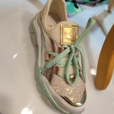 Ténis verde menta e dourado com brilho, placa ML dourada e cadarços verdes