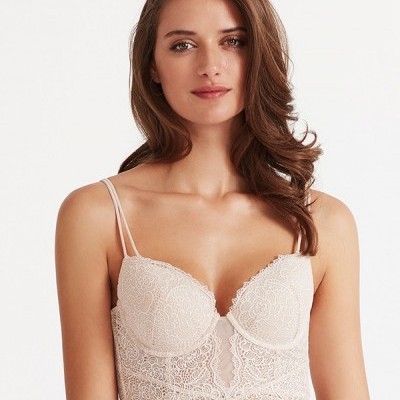 Top de lingerie rosa claro em renda com tiras finas e padrão floral