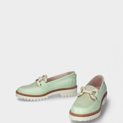 Mocassins verdes claros com fivela dourada e sola branca