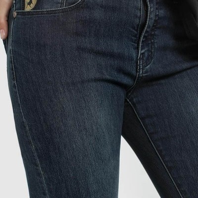 Calças de ganga azul escura com etiqueta e fecho de metal