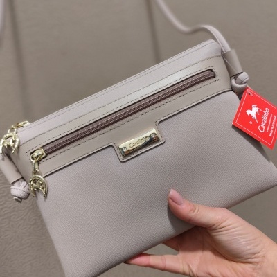 Bolsa bege claro com fecho de correr castanho e detalhes dourados