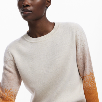 Camisola bege com mangas degradê laranja e bege, gola redonda, bordado desigual