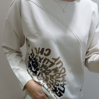 Camisola branca com estampa circular e design em relevo